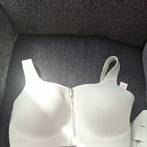 VICTORIA'S SECRET FEATHERWEIGHT MAX SPORTS BRA Seafome Green SIZE 34D